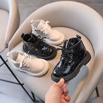 Стильные и простые осенне-зимние новые модные сапоги из яркой кожи для мальчиков короткие сапоги для девочек одинарные сапоги из лакированной кожи детские сапоги 21 inner length 13.5 чёрный