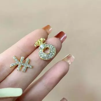 Стильные компактные асимметричные женские серьги-монеты в виде мешочка с благословением