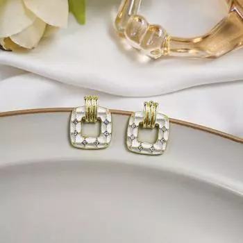 Стильные квадратные серьги-капли с простым дизайном и универсальным стилем для повседневного ношения белый