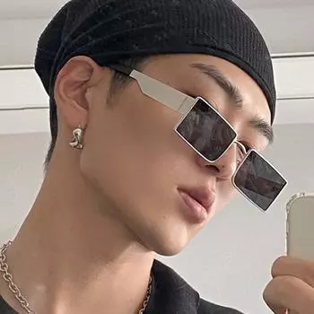 Стильные модные солнцезащитные очки знаменитостей с уникальным дизайном.