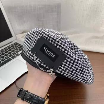 Стильный берет в гусиную лапку для женщин с уникальной металлической нашивкой