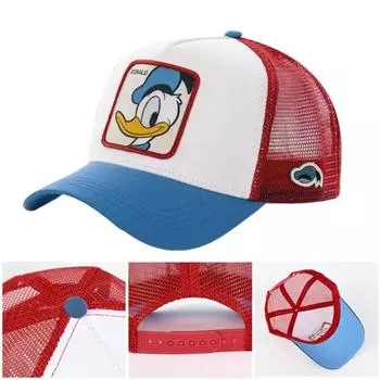 Стильный дизайн: Эта шапка с изображением утки и ее друзей отлично продемонстрирует любимых персонажей вашего ребенка! Белая строчка придает ему дополнительную привлекательность.