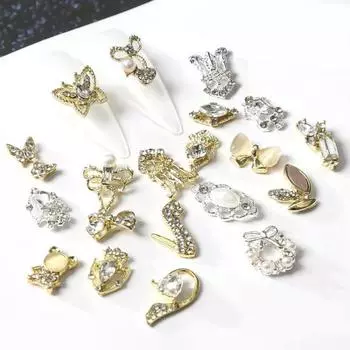 Стильный маникюр со стразами и блестками Luxury 3