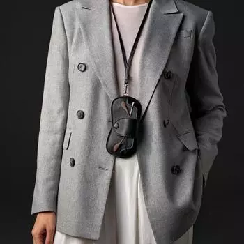 Стильный новый чехол для очков из ПУ кожи с защитой от царапин и шейным ремешком, большой вместимости для очков и – Идеальный подарок на Хэллоуин, Рождество и День благодарения чёрный