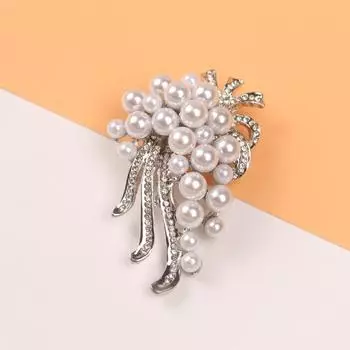 Стильный свитер с брошью-булавкой из объемной ленты с бриллиантами и цветком из крупной жемчужины и аксессуарами