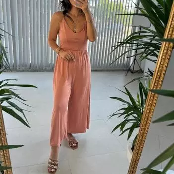 Стильный женский салопет на бретелях идеален для повседневного и модного образа.