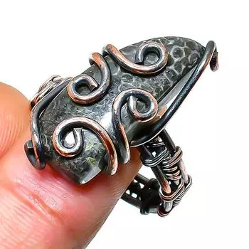 Ювелирное кольцо ручной работы из медной проволоки с скатом, кораллом, драгоценным камнем, размер 10