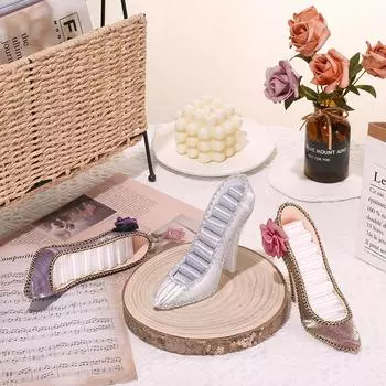 Стойка для ювелирных изделий для обуви на высоком каблуке. Подставка для ювелирных изделий в форме обуви. Коробка для хранения ювелирных изделий в форме обуви на высоком каблуке.