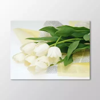 Стол с букетом белых тюльпанов