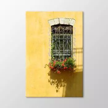 Стол с красными цветами перед стеклом