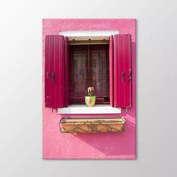 Стол в горшке перед стеклом