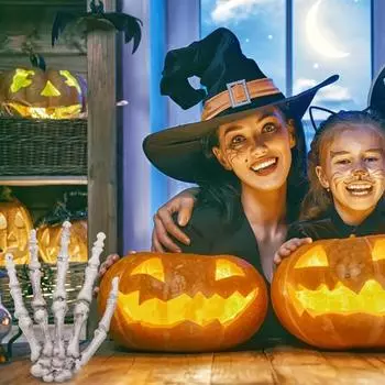 Страшные реквизиты на Хэллоуин, пластиковые скелетные руки, реалистичные в натуральную величину, пластиковые поддельные кости человеческой руки для украшений дома с привидениями