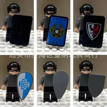 Строительная фигурка, держащая щит, совместимая с оружием и снаряжением средневекового солдата