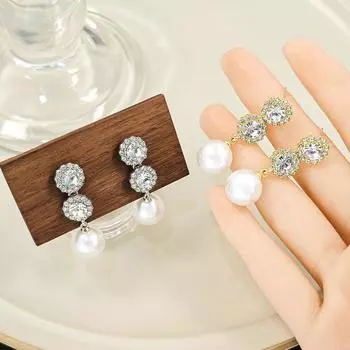 Стильные и элегантные геометрические серьги с мерцающим цирконом золотой