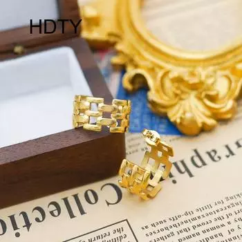 Stylish retro C-shaped titanium steel woven earrings plated with 18k gold temperament elegant commuter versatile earrings золотой