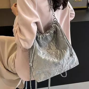 Сумка большой вместимости. Новый универсальный рюкзак с цепочкой 2024. Женская модная сумка-ведро, нишевый дизайн для уличного рюкзака.