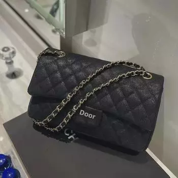 Сумка-цепочка из коровьей кожи Caviar: Сумка через плечо и почтальонка из натуральной кожи осень/зима 2024 для женщин. 25x7x15 cm