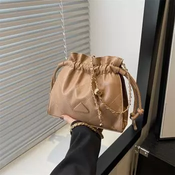 Сумка-цепочка Xiaoxiangfeng с ромбом, корейская иностранная газовая сумка-ведро 2024 года, новая нишевая сумка-мессенджер на одно плечо с ремешком, женская сумка чёрный