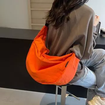 Сумка через плечо 2024 года, осень и зима, новая простая модная универсальная сумка для поездок на работу, нишевый дизайн, сумка через плечо, сумка-пельмень чёрный