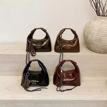 Сумка через плечо из искусственной кожи в винтажном стиле на молнии, модная однотонная женская сумка-хобо с красной ручкой и подвеской 20.5x10x20cm чёрный