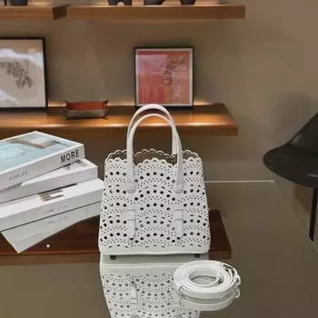 Сумка через плечо из коровьей кожи с лазерной резкой — натуральная кожа, нишевый дизайн, женская летняя мода. 17*16*9 cm чёрный