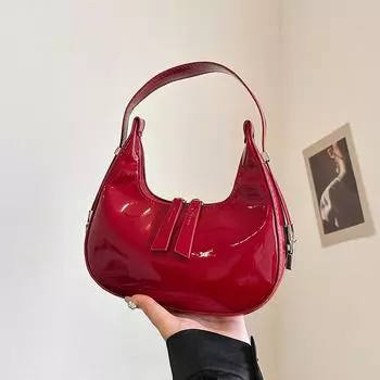 Сумка через плечо из красной лакированной кожи с полумесяцем: Осень/Зима 2024 Текстурированный Нишевый Универсальный Женский Аксессуар One Size красный
