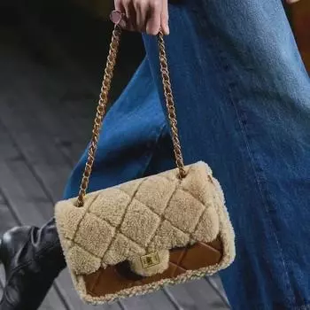 Сумка через плечо из натуральной кожи и овечьей шерсти с небольшой цепочкой из бриллиантов, коллекция осень/зима 2024 г.