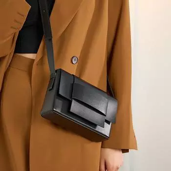 Сумка через плечо Нейтральная мягкая кожаная плетеная маленькая квадратная сумка Мужская сумка Сумка из тофу Niche Design Одноплечевая кожаная женская сумка чёрный