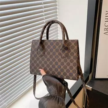 Сумка через плечо простая иностранная сумка в переносном стиле, маленькая квадратная сумка 2024 года, осенняя иностранная сумка, новая мода, ретро, повседневная, трендовая женская сумка коричневый