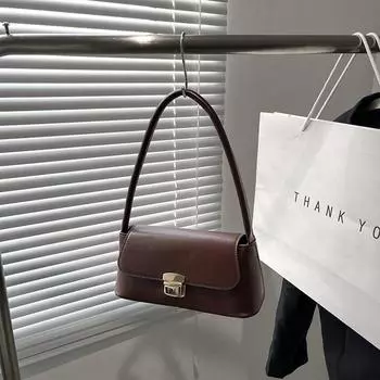 Сумка через плечо простая модная маленькая квадратная сумка нишевая сумка иностранный стиль подмышки 2024 лето новый тренд модная сумка чёрный