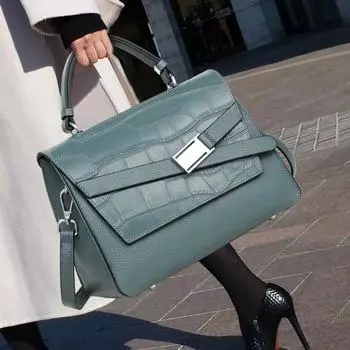 Сумка через плечо с крокодиловым принтом, элегантная, легкая, атмосферная, с косым узором, из натуральной кожи для женщин прохладный черный