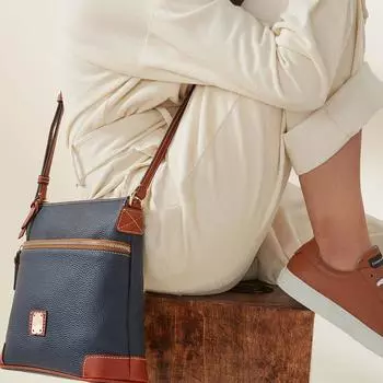 Сумка через плечо с текстурой зерна личи и галькой в стиле ретро чёрный