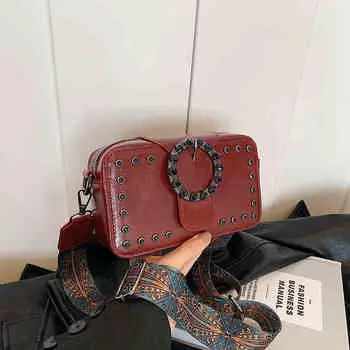 Сумка через плечо в стиле ретро премиум-класса с заклепками для женщин, новая модная маленькая квадратная сумка, повседневная универсальная однотонная сумка через плечо