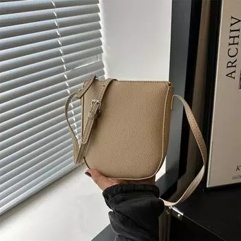 Сумка для мобильного телефона женская 2024 новая сумка-мессенджер женская модная нишевая легкая мини-сумка из коровьей кожи на плечо, маленькая сумка чёрный