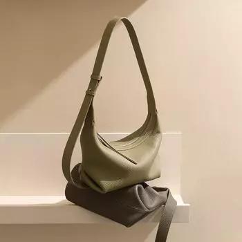 Сумка для пельменей с верхним слоем Skin отличается нишевым дизайном, который является модным и универсальным. Это сумка через плечо на одно плечо с накладкой под мышкой чёрный