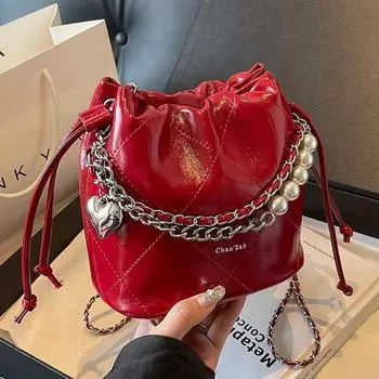 Сумка из красной лакированной кожи с завязками на шнурке для женщин, модная новая сумка через плечо с цепочкой, высококачественная плиссированная мягкая твердая сумка-ведро
