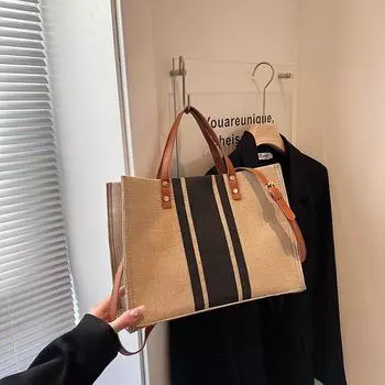 Сумка изготовлена из парусинового материала, ремешок из полиуретанового материала удобен для ношения, общая классическая устойчивость к грязи