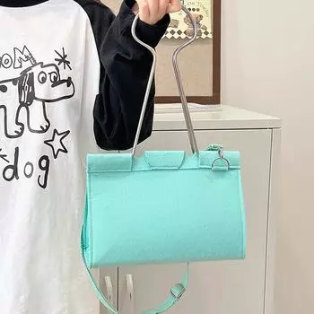 Сумка-клипса с длинным хвостом и зажимом через плечо. Может вмещать что-то забавное. Сумка-клипса с зажимом в форме ласточкина хвоста. Большая вместимость.