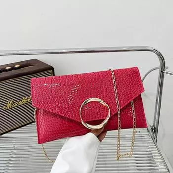 Сумка-конверт с крокодиловым узором для женщин 2024 года, новая корейская версия, модная маленькая квадратная сумка, сумка-мессенджер на цепочке в иностранном стиле чёрный