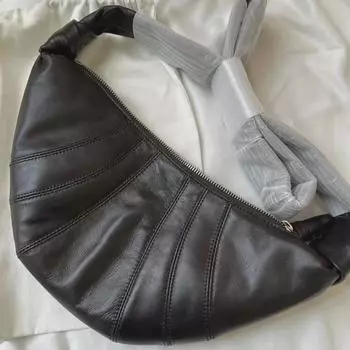 Сумка-круассан из натуральной овчины 2024: Новая сумка-мессенджер из фактурной кожи в нейтральном, непринужденном стиле Small 35cm