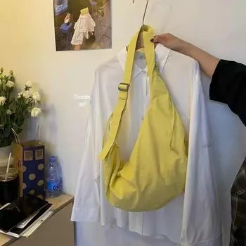 Сумка-мешок через плечо из корейского нейлона 2025 года: Женская сумка-тоут в форме полумесяца большой вместимости со складками. чёрный