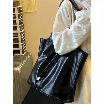 Сумка-мешок через подмышку Lazy tote 2024, большая вместимость, сумка-ведро из мягкой кожи с масляным воском и пряжкой чёрный