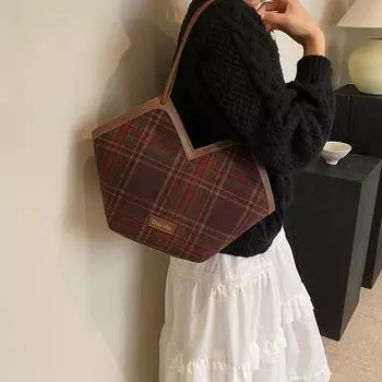 Сумка-мешок для нишевого дизайна на осень и зиму 2024 года, новая женская сумка, популярная студенческая сумка через плечо, модная сумка-ведро 40*11*28