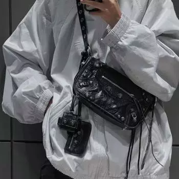 Сумка-мессенджер для мотоцикла унисекс из натуральной кожи с заклепками чёрный