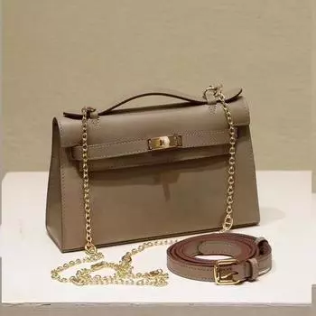 Сумка-мессенджер из кожи с цепочкой и узором на ладони для переноски через плечо