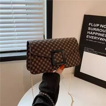 Сумка-мессенджер на одно плечо, маленькая сумка, летняя персонализированная женская сумка 2024 года, новая модная повседневная нишевая маленькая квадратная сумка под мышкой темно-коричневого