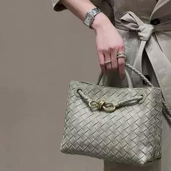 Сумка-мессенджер с большой вместимостью из плетеной ткани в стиле B с пряжкой из металлического каната 25*9*19cm