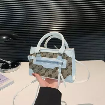 Сумка на одно плечо в иностранном стиле с простой и повседневной текстурой, осень 2024 года, новая корейская версия модной небольшой квадратной сумки-мессенджера для женщин чёрный