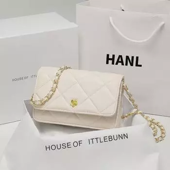 Сумка на плечо из овчины с цепочкой в форме ромба и камелией чёрный/полночь