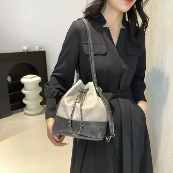 Сумка Niche design 2024 новый универсальный рюкзак женская сумка через плечо мода этого года популярная сумка-ведро чёрный